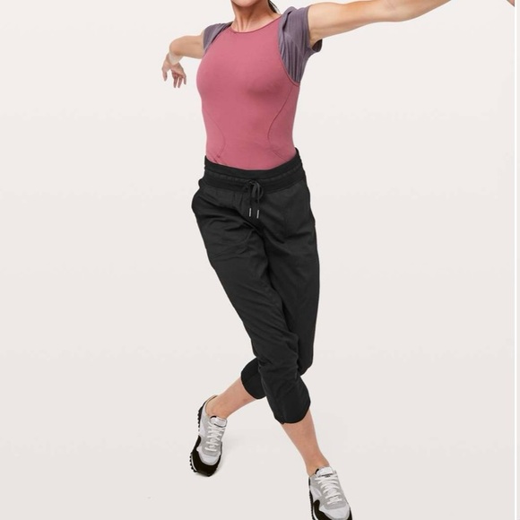 LULULEMON- Dance Studio Crop 25" Black Athletic Gym Yoga Hip Hop Break Dancer - Picture 1 of 6